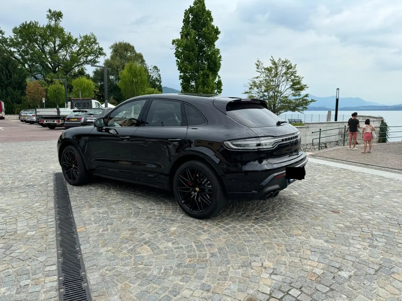Porsche Macan GTS 2024, vista frontale — Priveo Cars, Europa. Porsche Macan GTS 2024