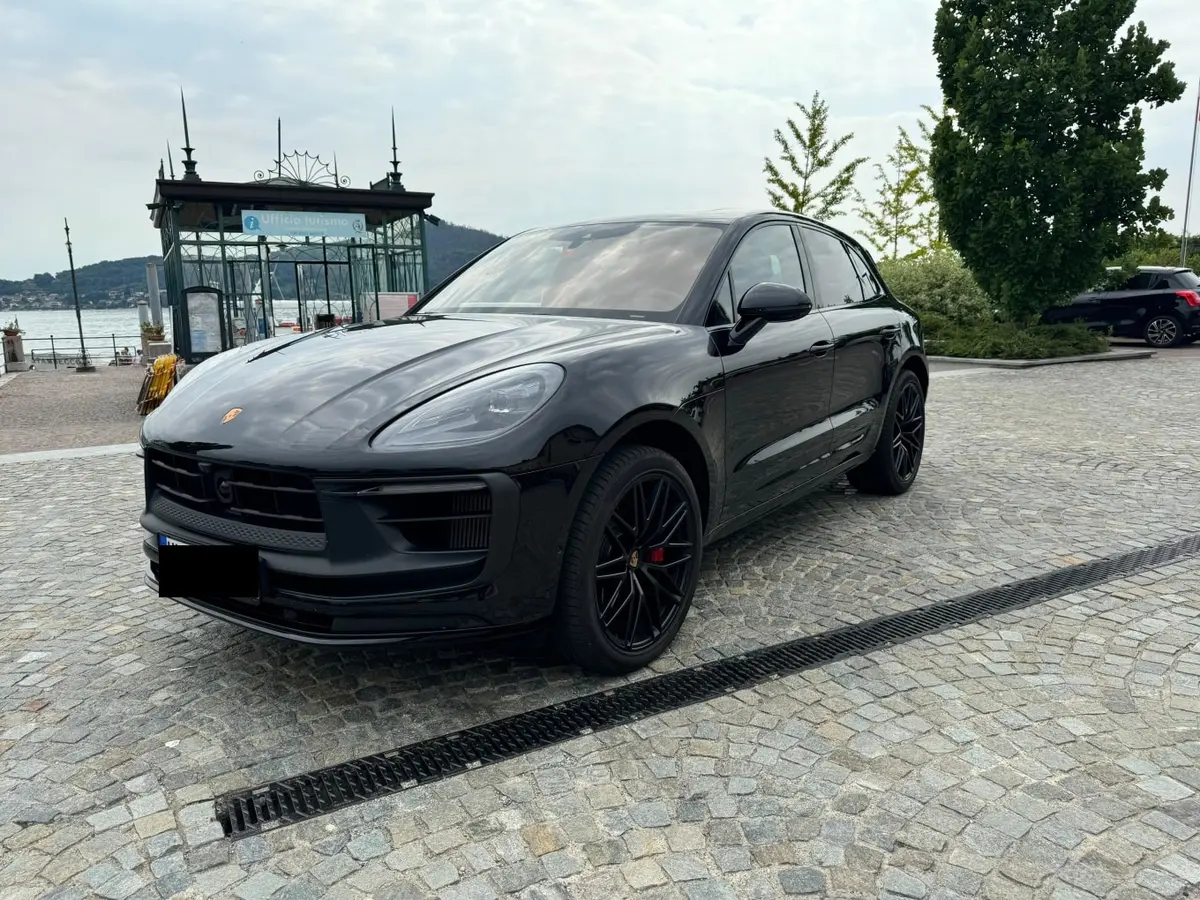 Porsche Macan GTS 2024, vista trasera — Priveo Cars, Europa