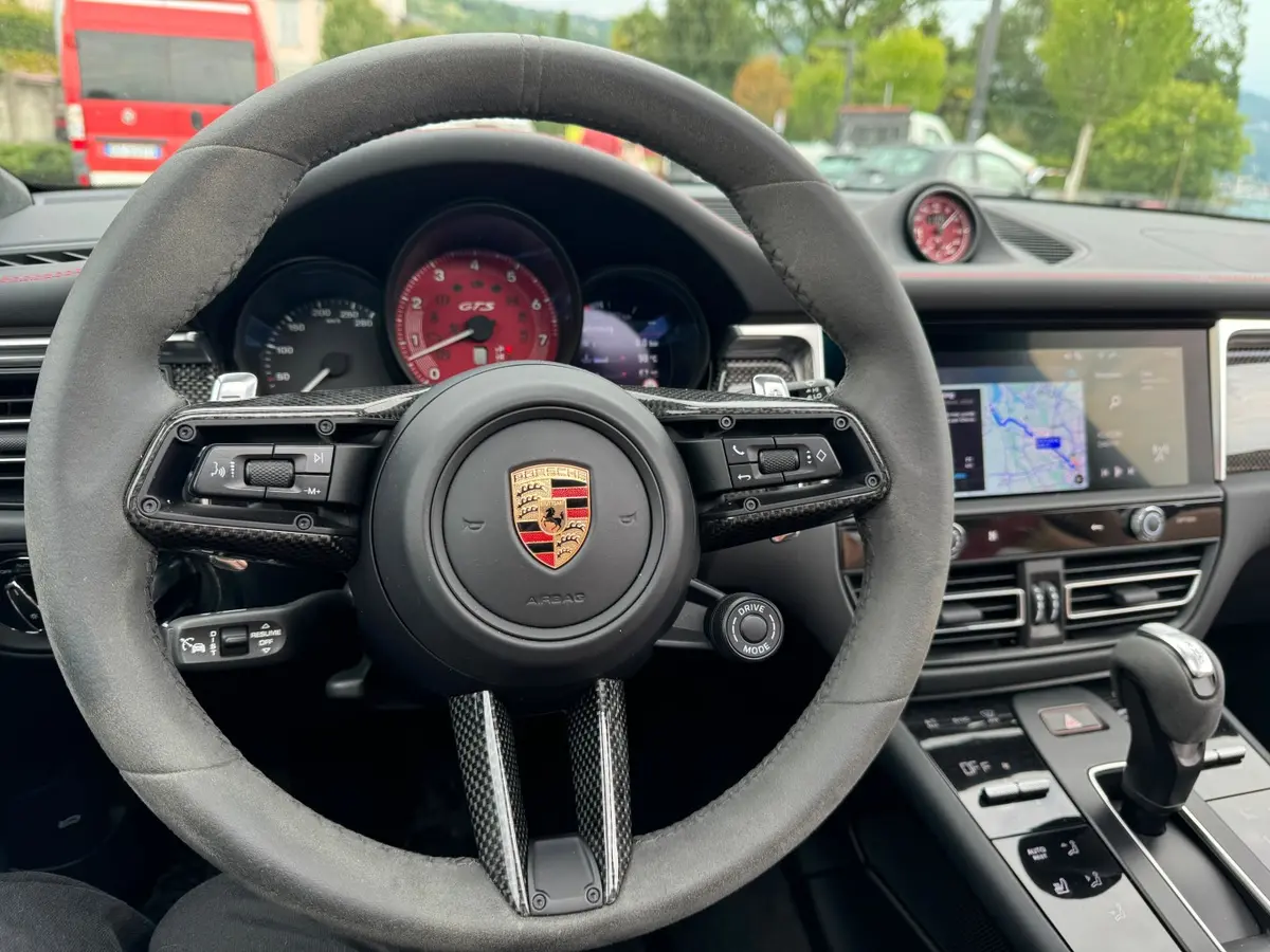 Porsche Macan GTS 2024, interior — Priveo Cars, Europa