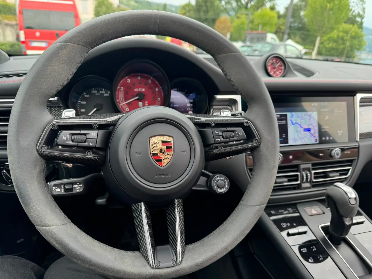 Porsche Macan GTS 2024, interni — Priveo Cars, Europa. Porsche Macan GTS 2024