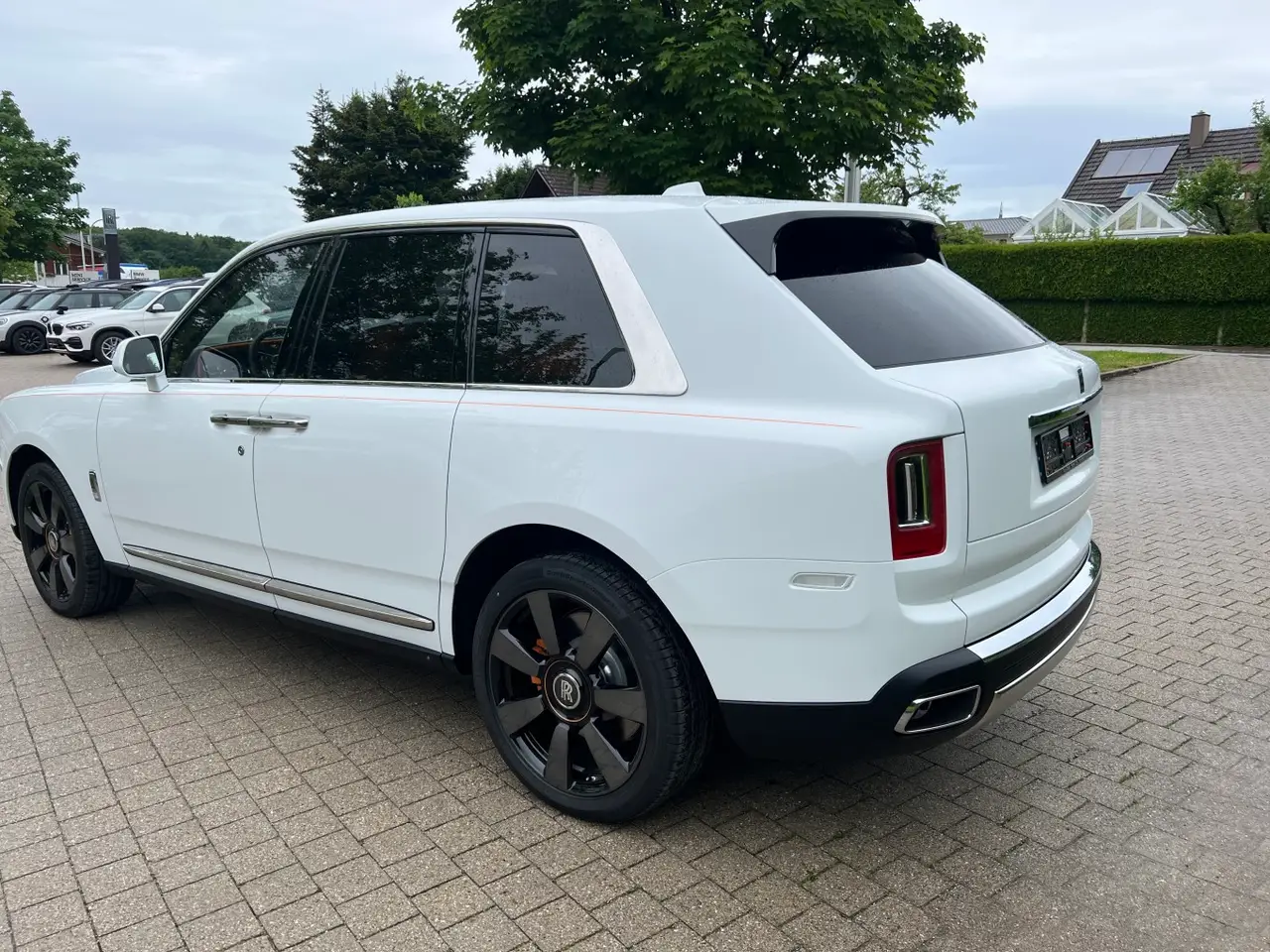 Rolls-Royce Cullinan 2022, profilo laterale — Priveo Cars, Europa. Rolls-Royce Cullinan 2022