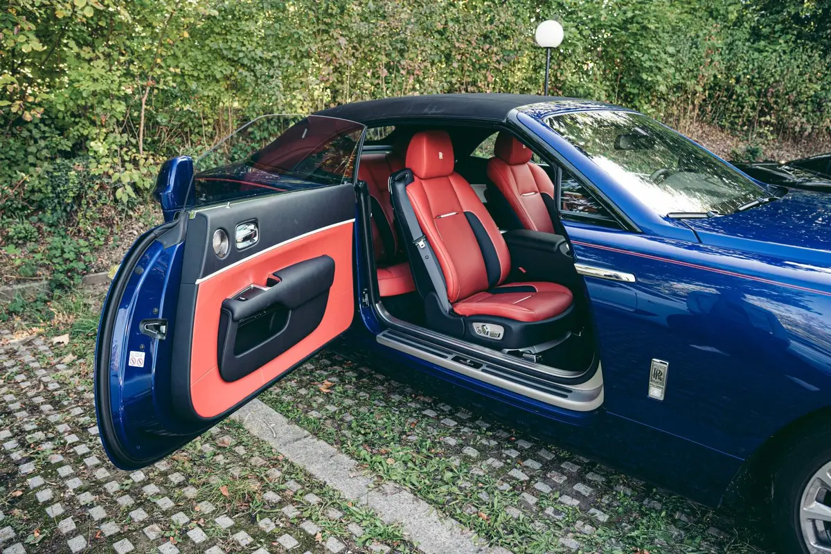 Rolls-Royce Dawn 2022, вид спереди — Priveo Cars, Европа