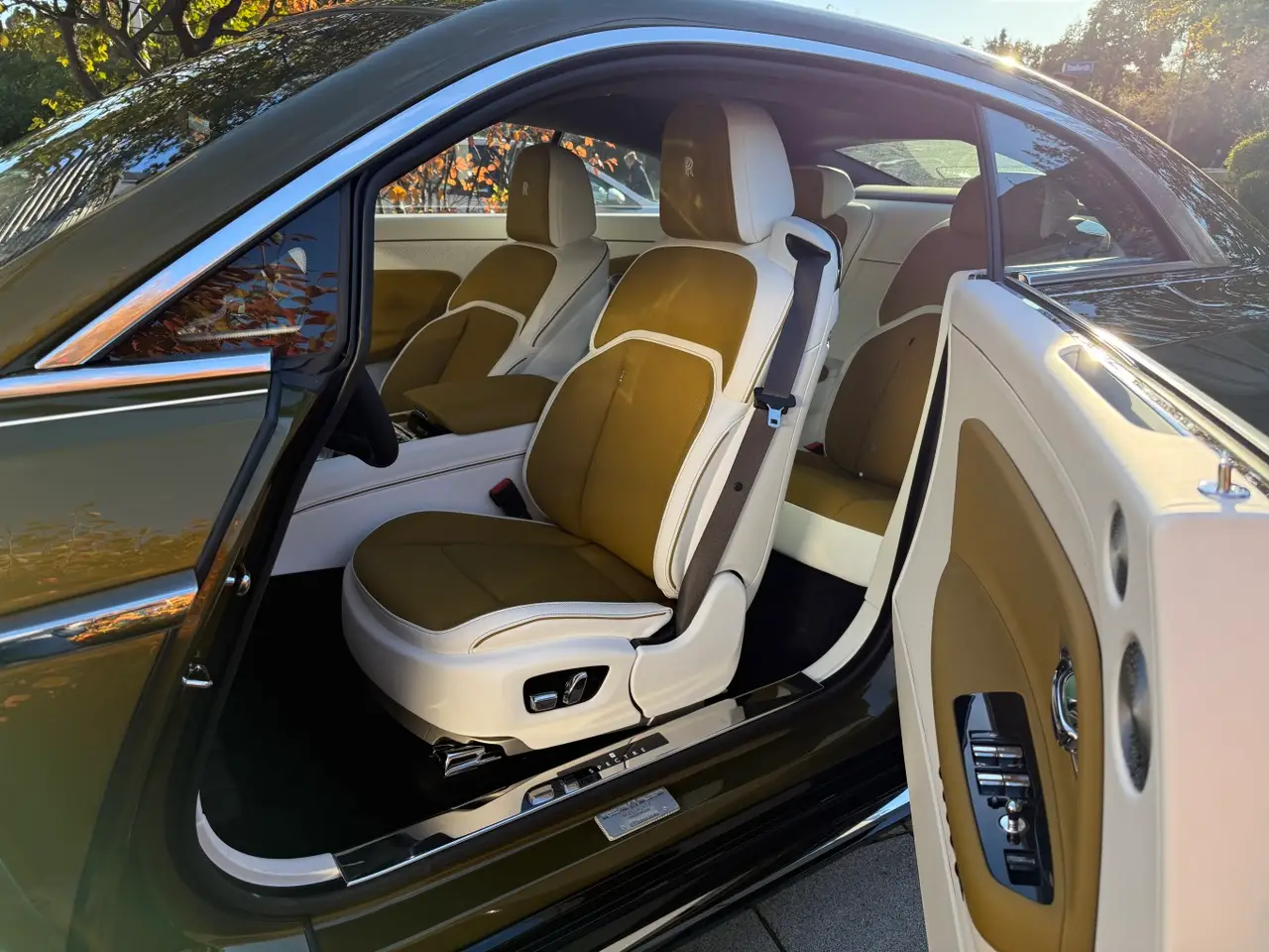 Rolls-Royce Spectre 2024, vista posteriore — Priveo Cars, Europa. Rolls-Royce Spectre 2024