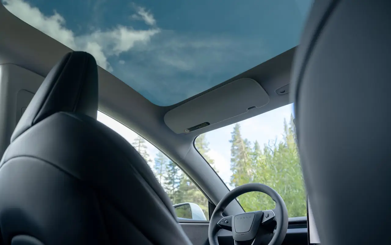 Tesla Model 3 Performance 2026, interni — Priveo Cars, Europa. Tesla Model 3 Performance 2026
