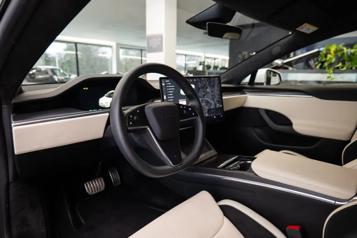 Tesla Model S Plaid 2025, vista frontal — Priveo Cars, Europa