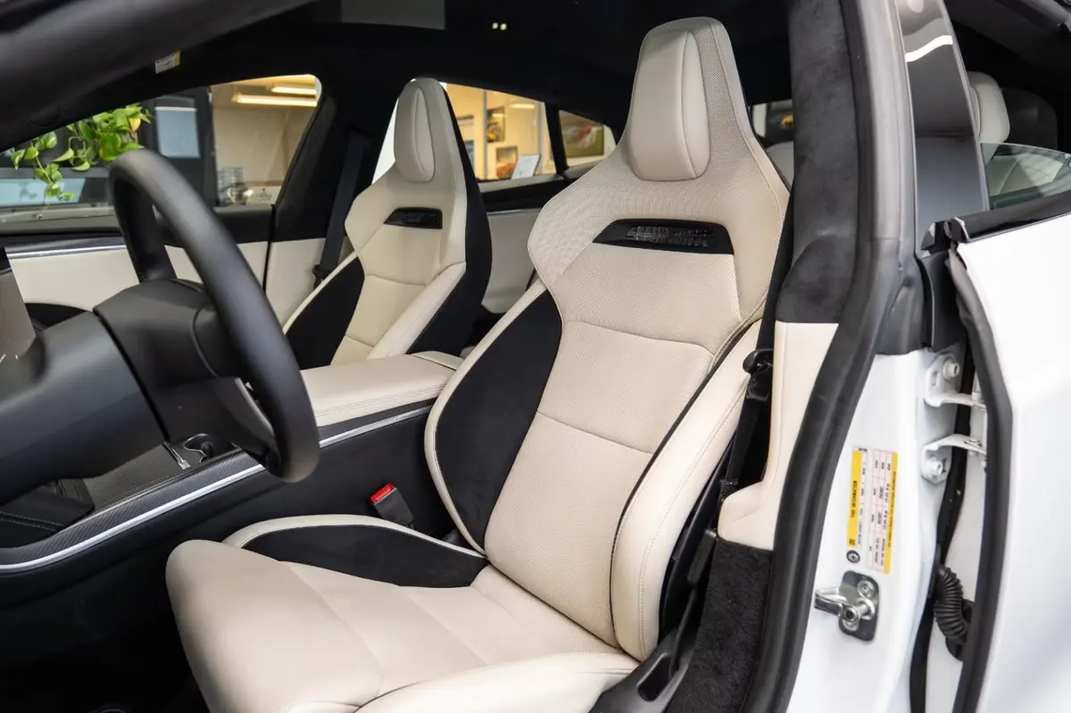 Tesla Model S Plaid 2025, vista trasera — Priveo Cars, Europa
