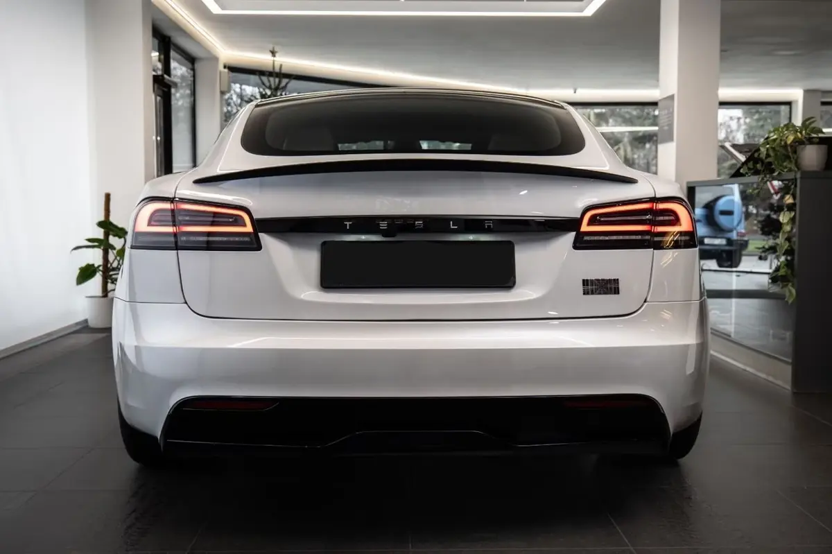 Tesla Model S Plaid 2025, interior — Priveo Cars, Europa