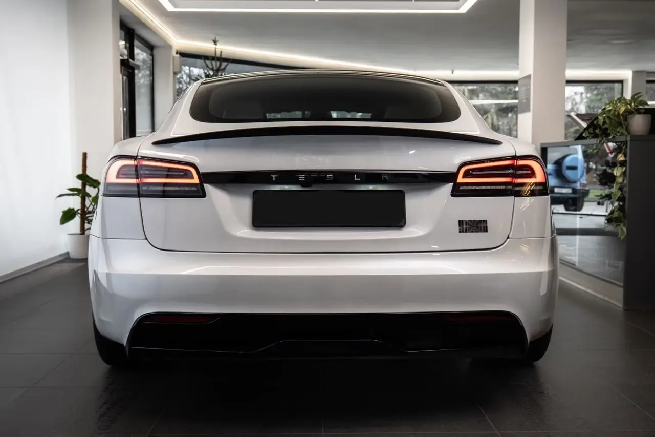 Tesla Model S Plaid 2025, interni — Priveo Cars, Europa. Tesla Model S Plaid 2025