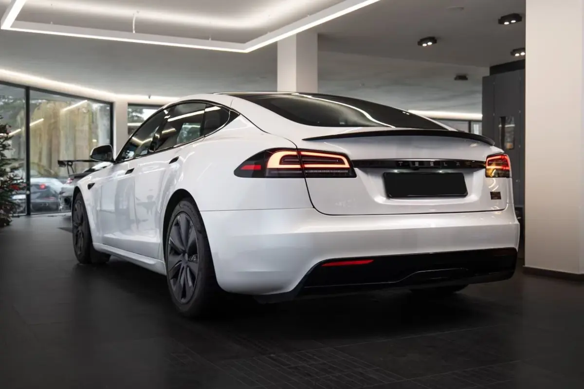 Tesla Model S Plaid 2025, salpicadero — Priveo Cars, Europa