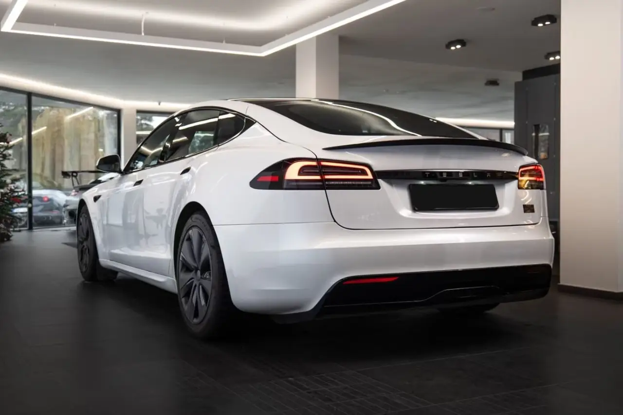 Tesla Model S Plaid 2025, cruscotto — Priveo Cars, Europa. Tesla Model S Plaid 2025