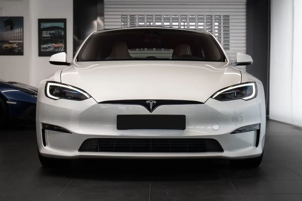 Tesla Model S Plaid 2025, perfil lateral — Priveo Cars, Europa