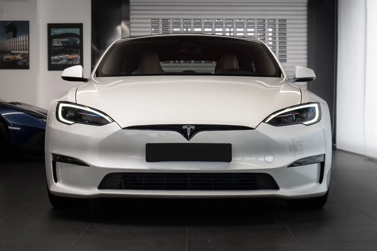 Tesla Model S Plaid 2025, profilo laterale — Priveo Cars, Europa. Tesla Model S Plaid 2025